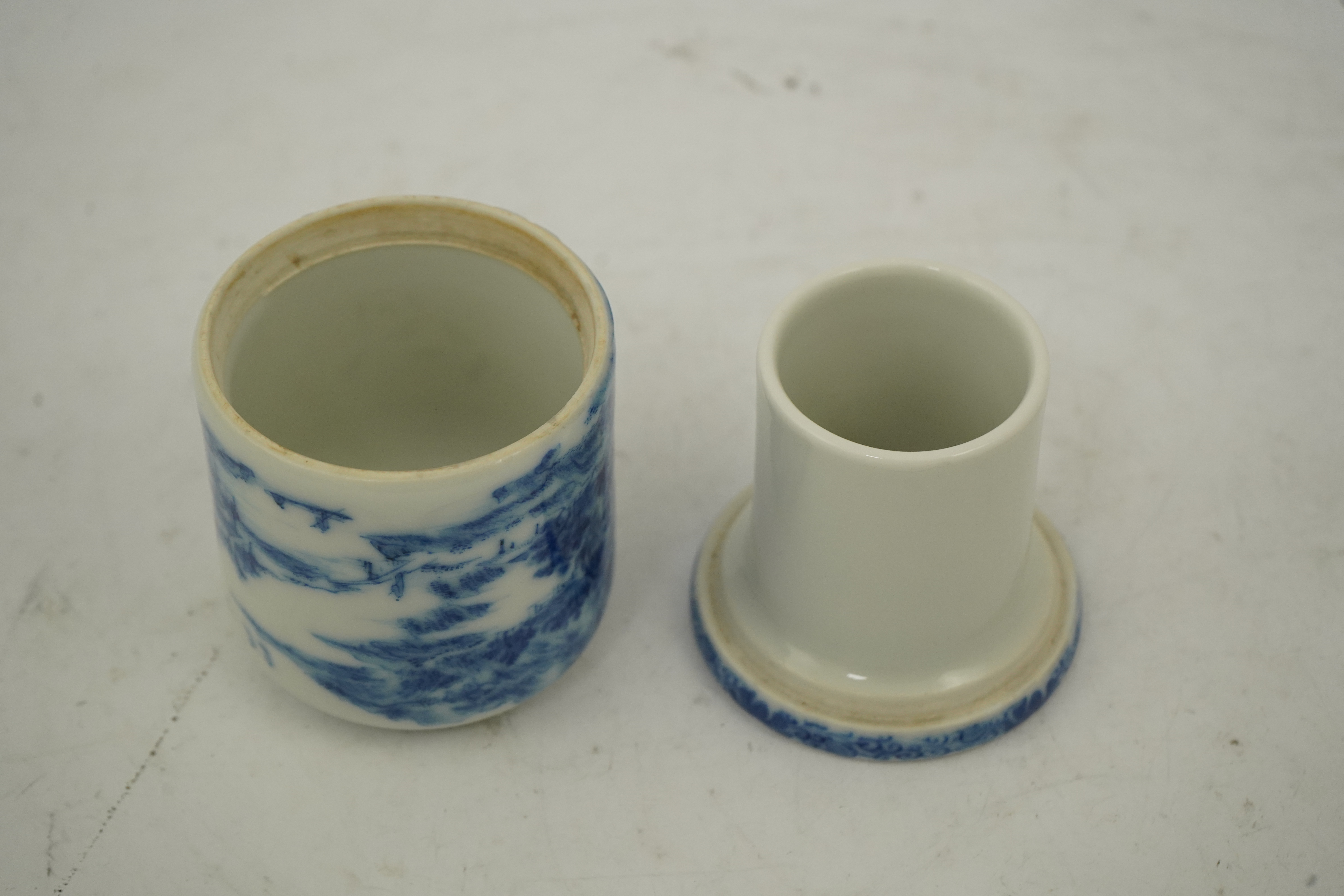 A Chinese blue and white container, Yongzheng seal mark, Republic period